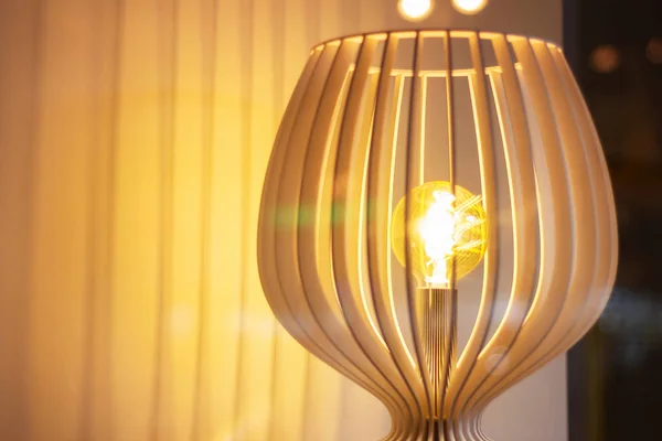 Lámpara de decoración blanca en el interior. diseño geométrico. bombilla — Foto de Stock