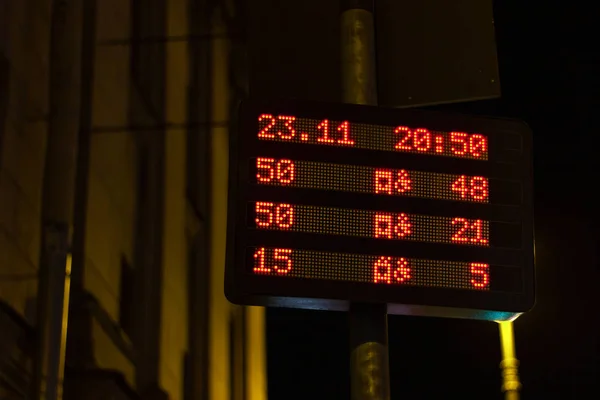 Skor tabelası otobüs durağı çizelgesi. Sosyal ulaşım altyapısı ileti panosu