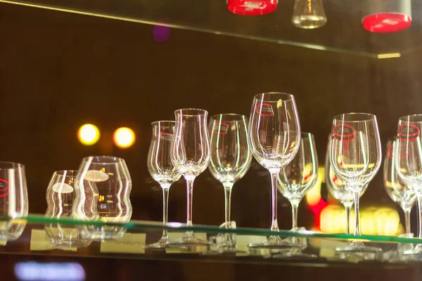Saubere Weingläser mit verschiedenen Formen. — Stockfoto