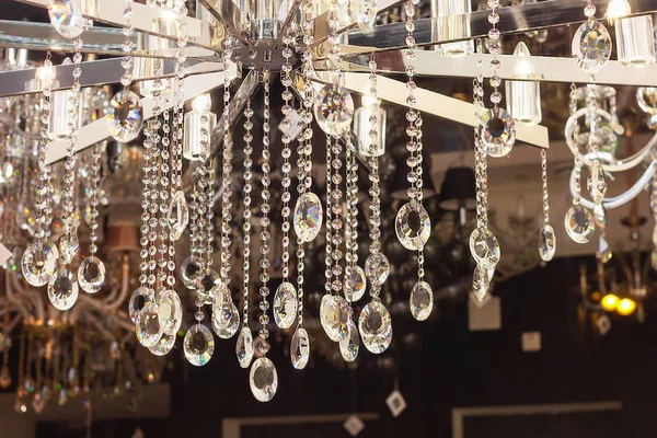 Kristallluster mit hängenden Schmuckdiamanten. Luxus im Innenraum — Stockfoto