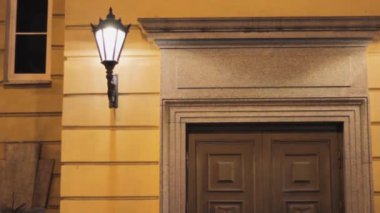 Fenerli klasik giriş kapısı. Tarihi bina cephesi. taş devri tarzı