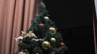 Noel ağacı süslemelerde altın kırmızı top tasarım odasında. kutlama