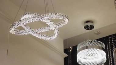 Geleceğin avizesi, geleceğin geometrik lambası iç tasarım.