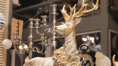 Altın heykelcik desenli büyük bir geyik. iç lüks noel tasarımı