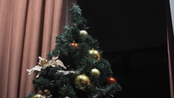 Árbol Navidad Decoraciones Oro Bola Roja Sala Diseño Celebración — Vídeo de stock