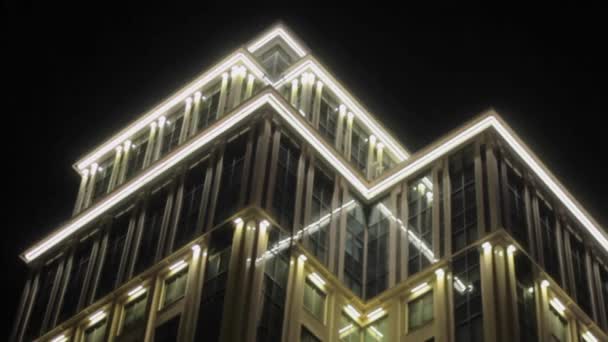 Edificio Rascacielos Alta Tecnología Iluminación Nocturna Arquitectura Iluminación Futurista — Vídeo de stock