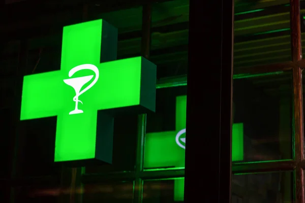 Yılanlı bir eczane. doktor yardım sembolü