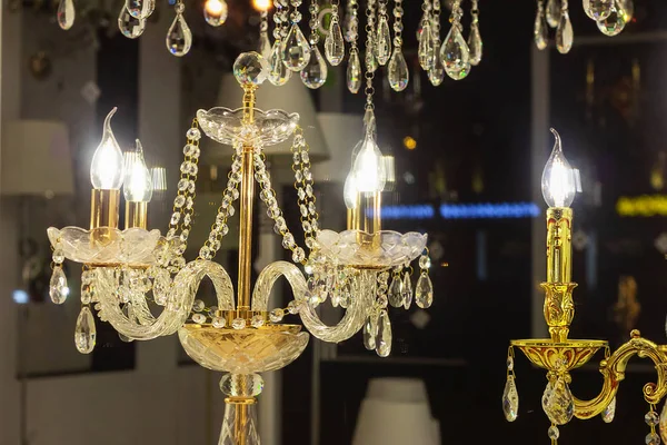 Kristall-Kronleuchter mit Golddekoration. Brillanter Luxus-Stil — Stockfoto