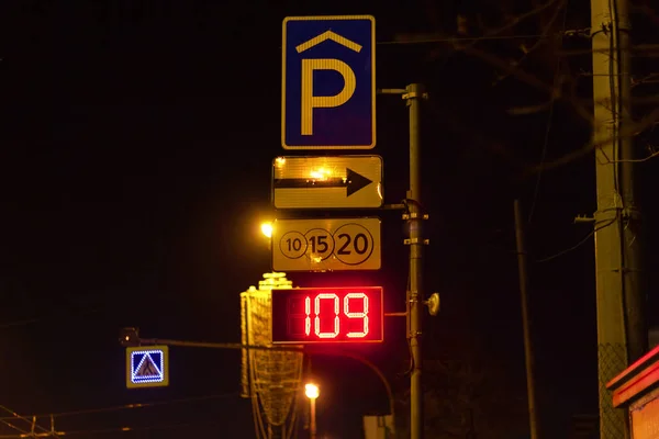 Parkovací místa čítač pomoc dostupnost dopravní znamení — Stock fotografie