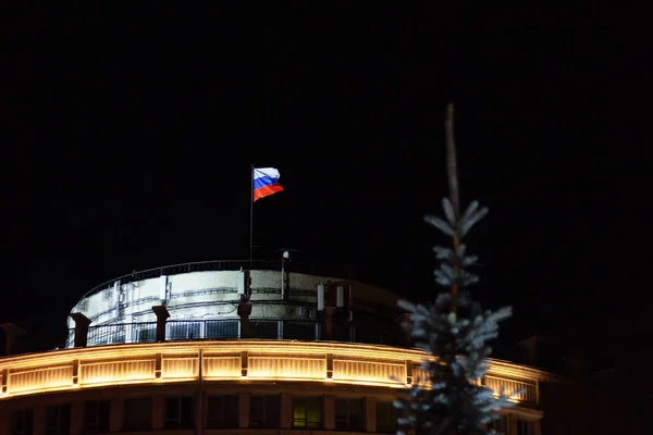 Bandeira da Federação Russa com construção de iluminação .patriotismo liberdade. arquitetura — Fotografia de Stock