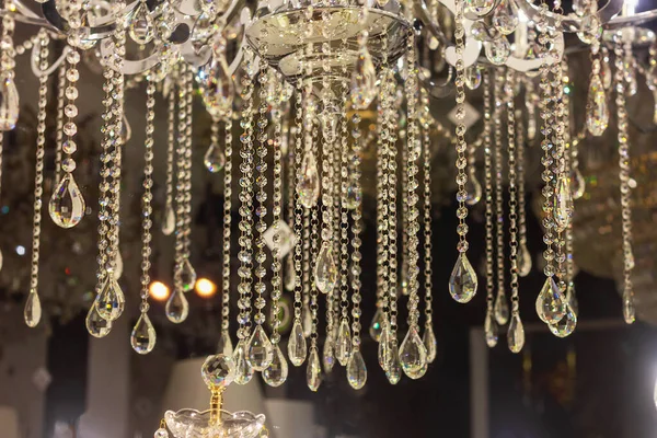 Lustre en cristal avec pendaison bijoux diamants. intérieur de luxe — Photo