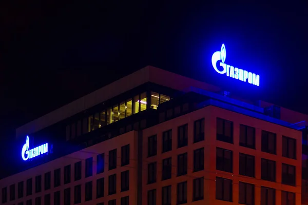 Gazprom bygger huvudkontoret. underteckna logotypen företag. energi petroleum — Stockfoto
