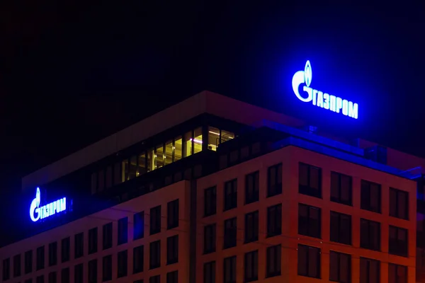 Gazprom merkez binası. Logo şirketini imzala. enerji petrolü