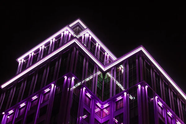 Edificio de rascacielos de alta tecnología en iluminación nocturna iluminación futurista —  Fotos de Stock