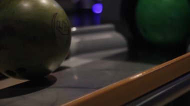 Bowling topu el üstünde yuvarlanıyor. Topun ağırlığı farklı. Otomatik kayma.