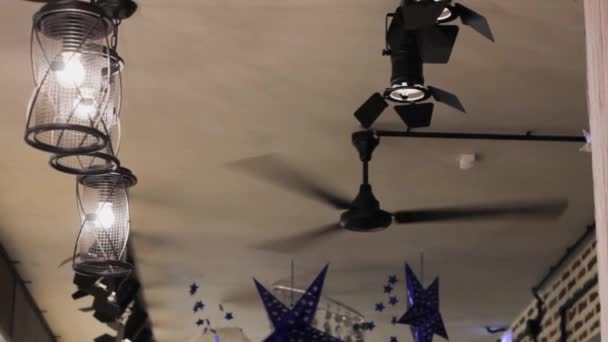 Plafondventilatoren en schijnwerpers. het interieur van het café. — Stockvideo