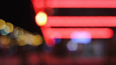 Neon arkaplanı bulanıklaştırır. Şehir geceleri ışık saçar. Kırmızı