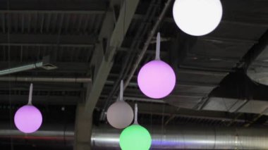 Tavanda renkli ışık topları. Alışveriş merkezinin dekorasyonu..