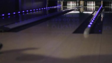 Bir bowling oyunu. Oyuncu ıskaladı. Başarısızlık. Kaybetmek. Hayal kırıklığı.