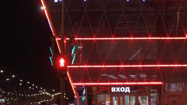 Neon illumination of the building. architecture futuristic. the traffic light — Stock Video