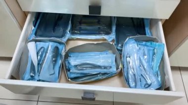 Steril diş cerrahisi aletlerinin depolanması. boşluk ambalajı