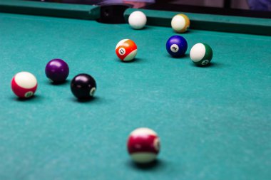Bilardo oyunu. Cebe iyi bir top atışı. Kazanmak. yetenek