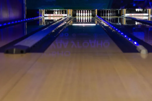 The player throws a strike .bowling the success of the strike . win skill luck — Stock Photo, Image