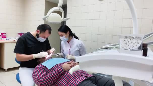 Paciente Uma Consulta Dentista Enfermeiros Tratamento Procedimento Cavidade Oral — Vídeo de Stock