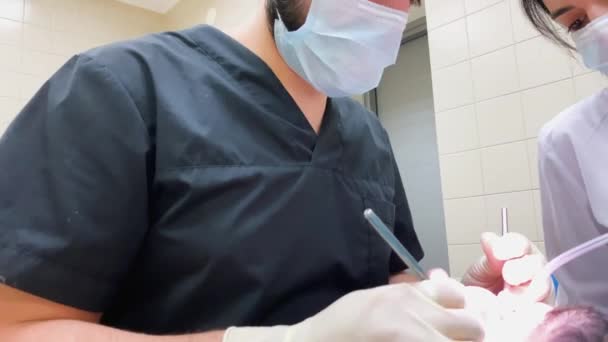 Médico Dentista Realiza Cirurgia Está Horrorizado Com Que Ele Viu — Vídeo de Stock