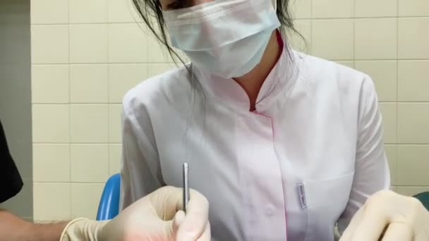 Vermoeide Verpleegkundige Tandarts Doen Complexe Tandheelkundige Operatie Medische Procedure Tools — Stockvideo