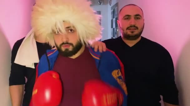 Fighter Boxare Går Till Strid Med Tränare Och Andra Mössa — Stockvideo