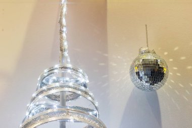 Fütürist ağaç ve disko topu dekorasyonları parti yansıması