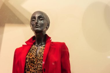 Kırmızı ceketli kadın mankeni moda desenli.