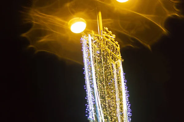 Lâmpada post luzes de iluminação festiva amarelo brilhante — Fotografia de Stock