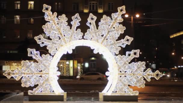 Grandes Decoraciones Copos Nieve Iluminaron Una Atmósfera Fabulosa Tráfico Ciudad — Vídeo de stock