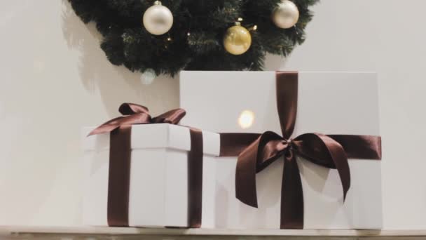 Kerstcadeaus Dozen Met Witte Strikken Een Krans Met Ballen — Stockvideo