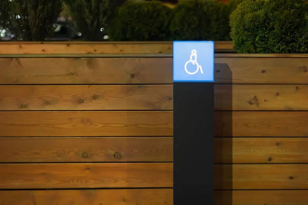 Írja alá a fogyatékkal élő személyt. világítás a parkolóban éjszaka. minimalista öko — Stock Fotó