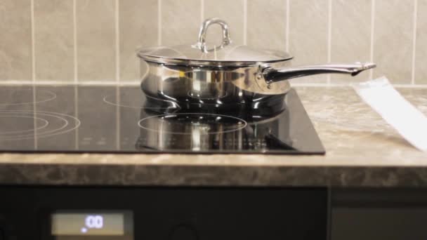 电炉上的铬锅 厨房用具配件计时器 — 图库视频影像