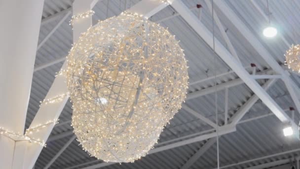 Εσωτερική Διακόσμηση Μεγάλα Μπαλόνια Φώτα Της Γιρλάντα Εμπορικό Κέντρο Νέο — Αρχείο Βίντεο