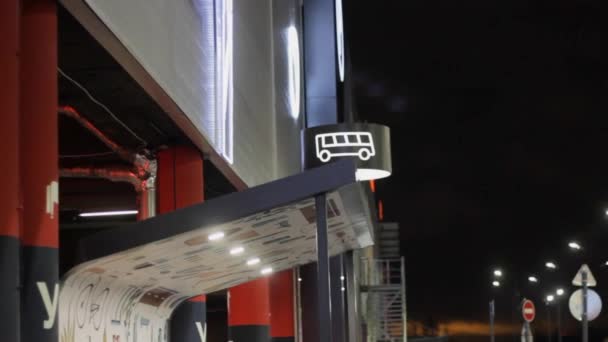 Автобусная Остановка Ночью Знак Транспорт Скандинавского Стиля — стоковое видео