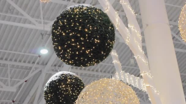 Innendekoration Große Ballons Lichter Girlanden Einkaufszentrum Neuen Jahr — Stockvideo