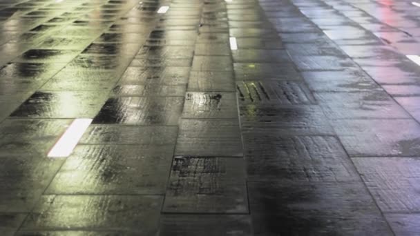 床照明付きのぬれた舗装 背景の質感の色の反射 — ストック動画