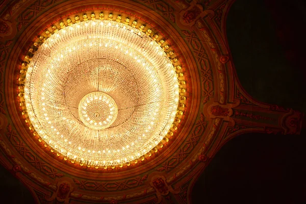 Vintage díszes nagy csillár az Operában. mennyezet architektúra — Stock Fotó