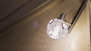 Abajur metal. İçerideki süsleme deseni