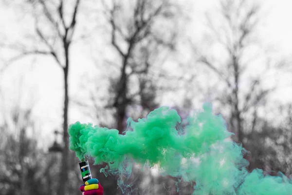 Granada de fumaça de cor verde na mão criança — Fotografia de Stock