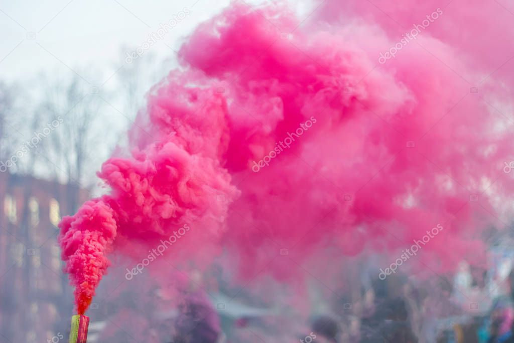 Festival di fumo colorato rosa fumogeno bomba - Foto Stock: Foto, Immagini  © evgris 329851744