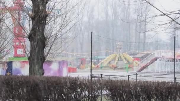 Parque Atracciones Primera Nevada Está Vacía Tristemente Invierno — Vídeos de Stock