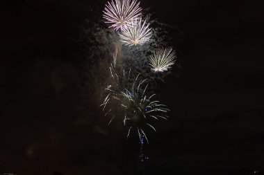 Gökyüzünde beyaz havai fişek patlaması