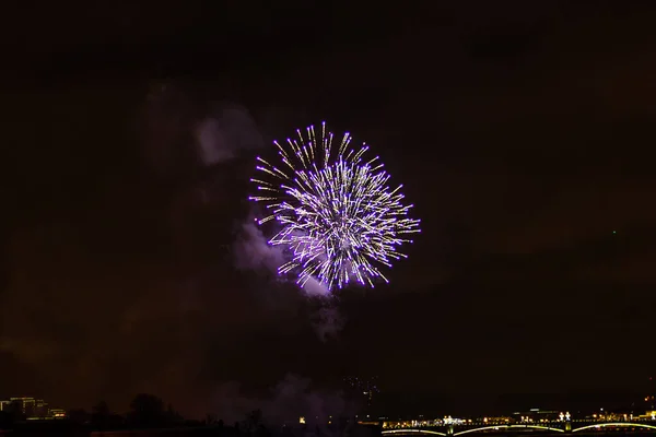 Fogos de artifício sobre a lua da cidade e luzes roxas — Fotografia de Stock