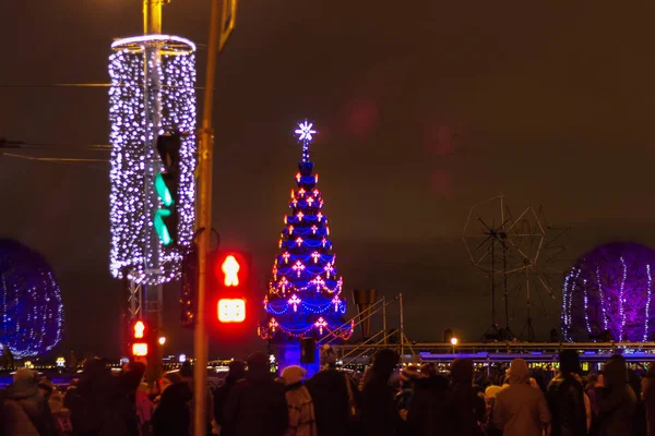 Різдвяні свята людей на міській площі — стокове фото